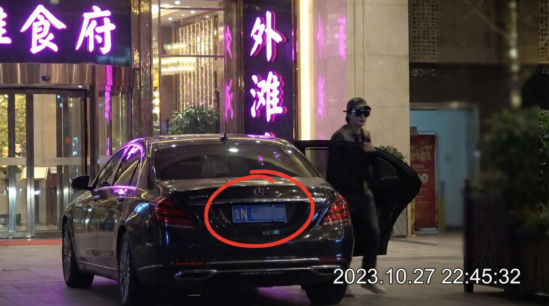 吃瓜网 - 豪车餐厅外偷拍